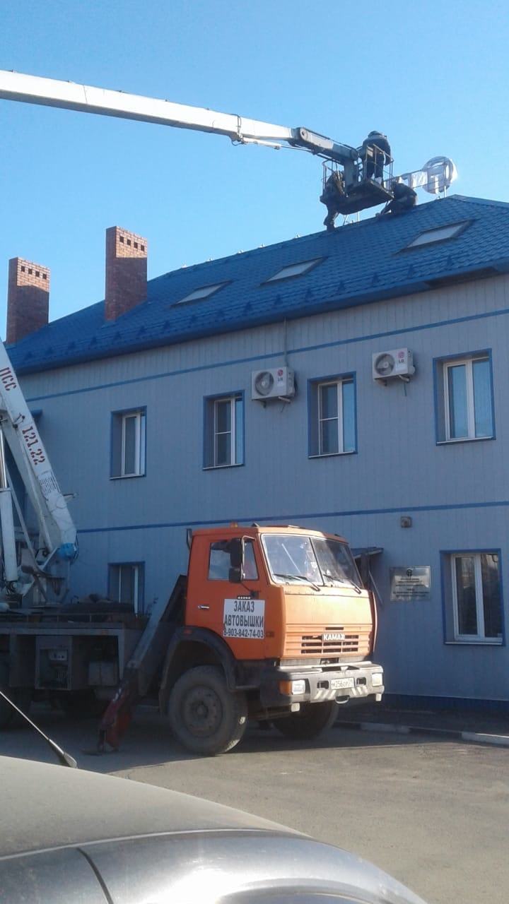 Фото установки рекламного конструкции на крыше дома