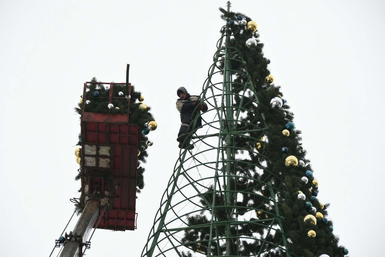 Фото процесса установки новогодней елки в Туле