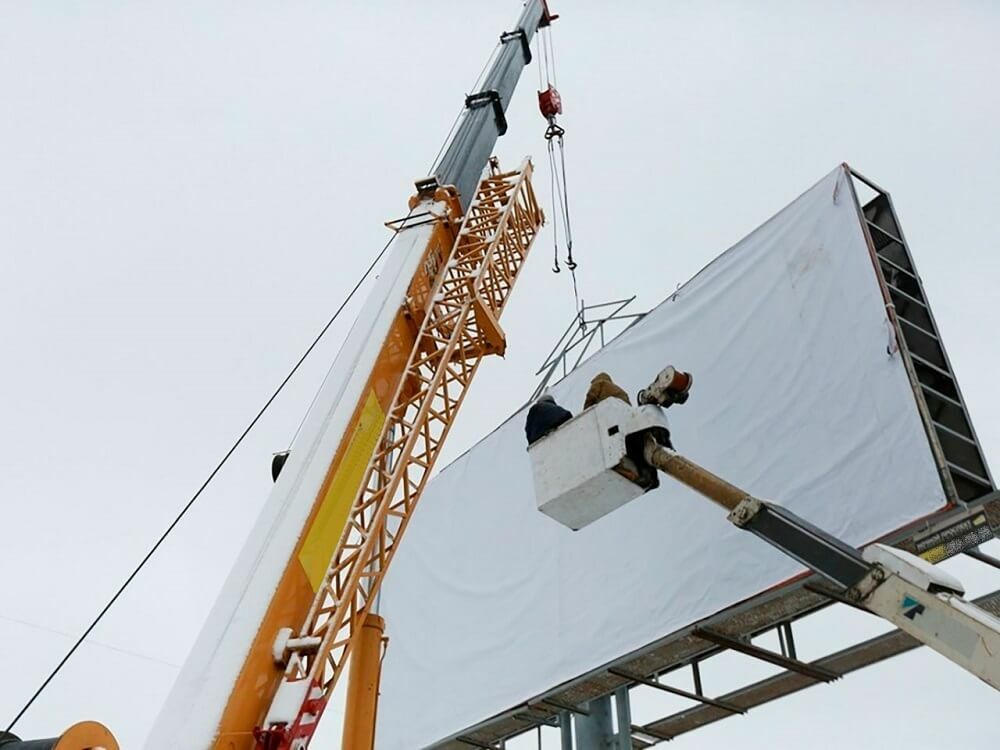 Фото установки рекламы с автовышки