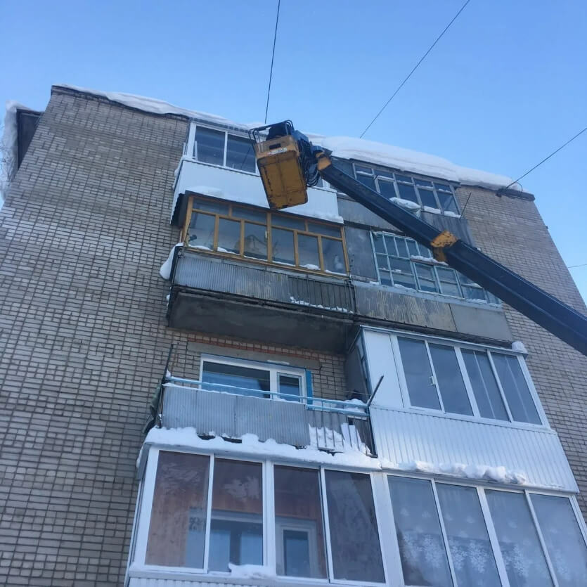 Фото работ по удалению снега с крыши