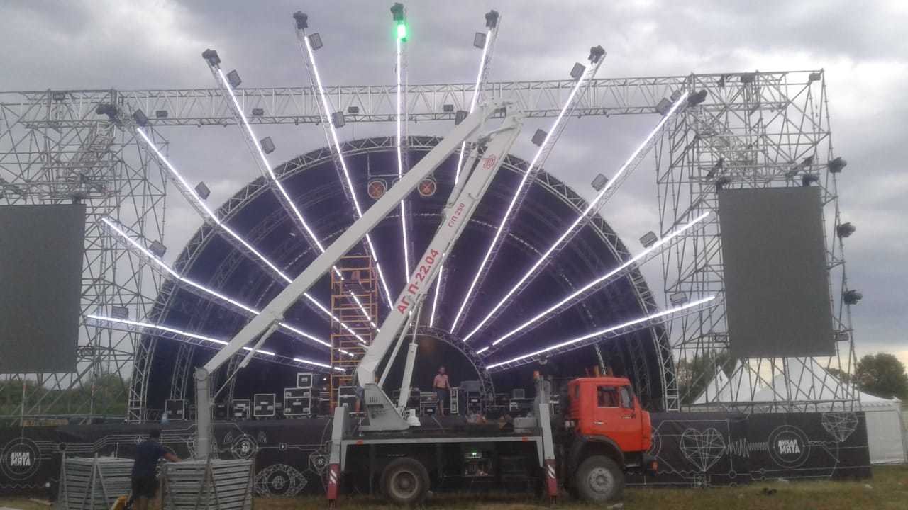 Фото установки сцены на площадке