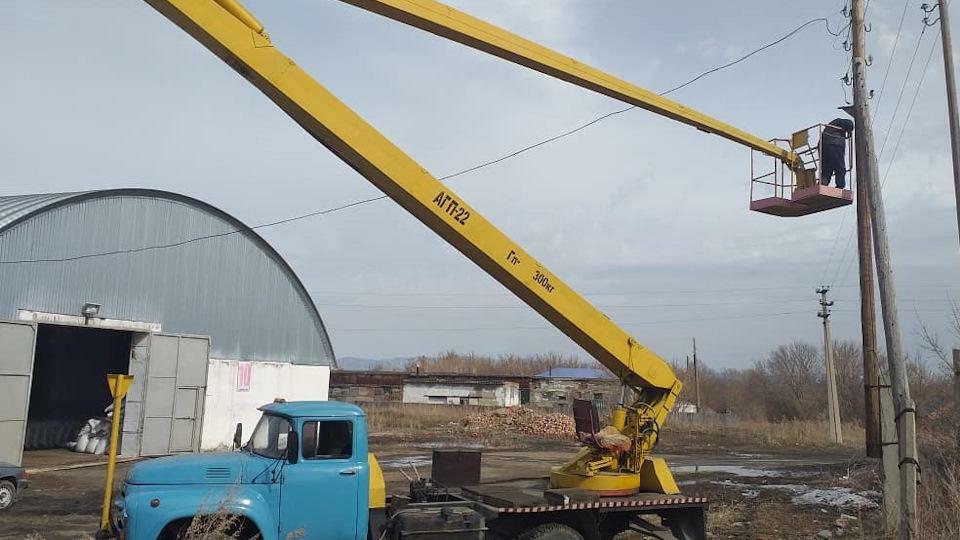 Фото обслуживание столба ЛЭП на территории 