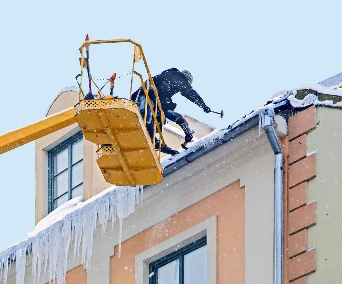 Удаление наледи с крыш в помощью автовышки в Туле