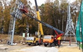 Фото процесса монтажа рекламного щита с автовышки