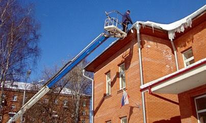 Удаление наледи с крыш в помощью автовышки